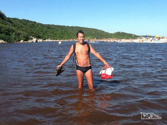 Atravessando a lagoa na Guarda do Embaú, litoral sul de Santa Catarina